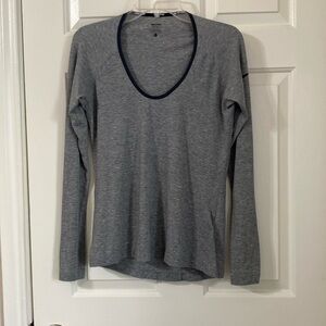 Nike long sleeve heathered grey dri-fit fitted athletic top - size large